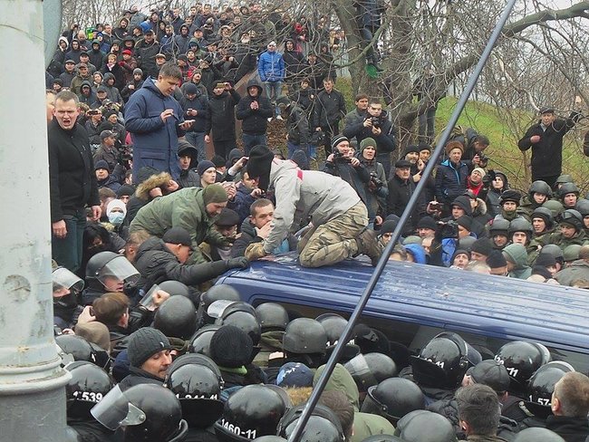 Supporters release Saakashvili from paddy wagon 05