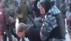 ОМОН зачищает центр Москвы во время погрома: "А своих то зачем?!". ВИДЕО.