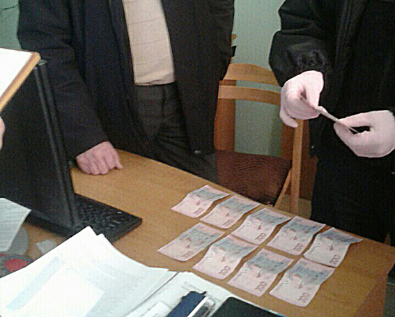 Чиновник Мукачевской РГА задержан при получении 8 тыс.грн взятки, - Нацполиция 01