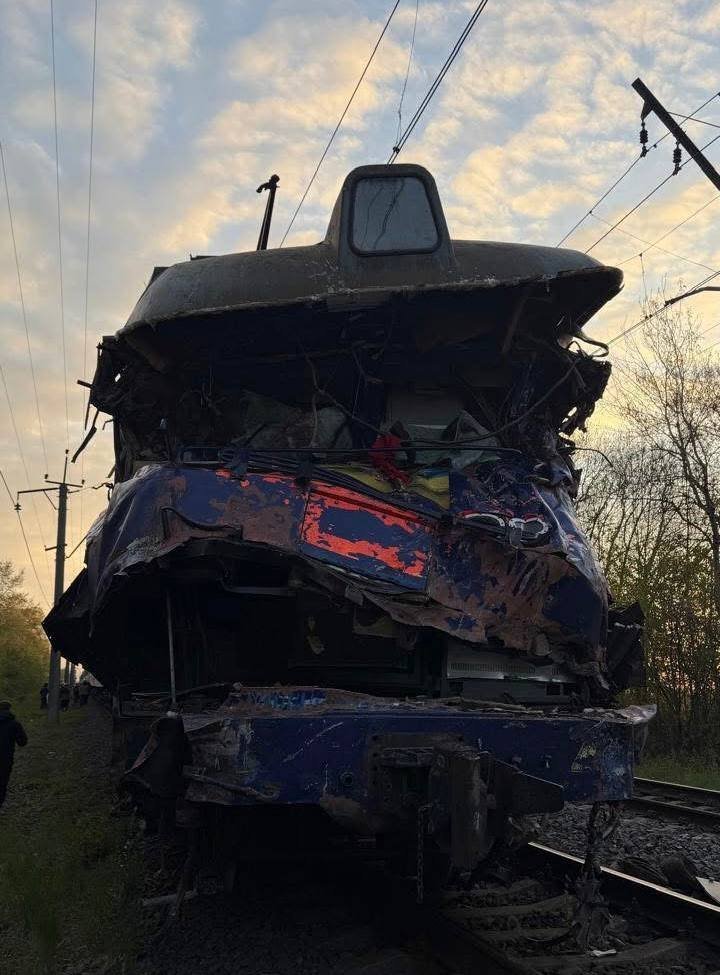 автокран врізався у поїзд на Львівщині