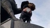 Участник акции за Навального в Краснодаре залез на памятник казачеству и показал краевой администрации зад. Возбуждено уголовное дело. ФОТО
