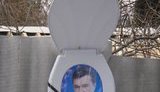 В Крыму появился портрет Януковича в ободке от унитаза. ФОТО