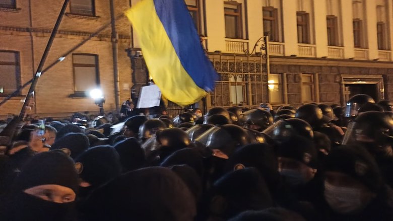Щурів на Банковій нудить: Активісти вирушили під будівлю Офісу Президента, сталися сутички 27