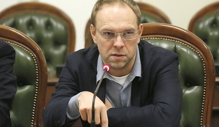 "Вважаю ці дії незаконними!" - Власенко влаштував демарш на засіданні правового комітету Ради, де обговорювалося зняття недоторканності з нардепів