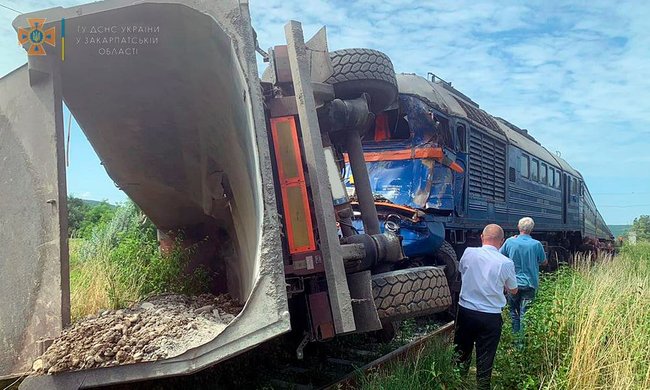 Поїзд зіткнувся з вантажівкою на Закарпатті: пятеро постраждалих 02
