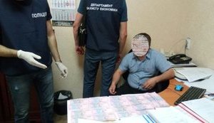 Чиновника Держагентства водних ресурсів затримали в Черкасах під час одержання 6 тис. грн хабара, - прокуратура. ФОТО