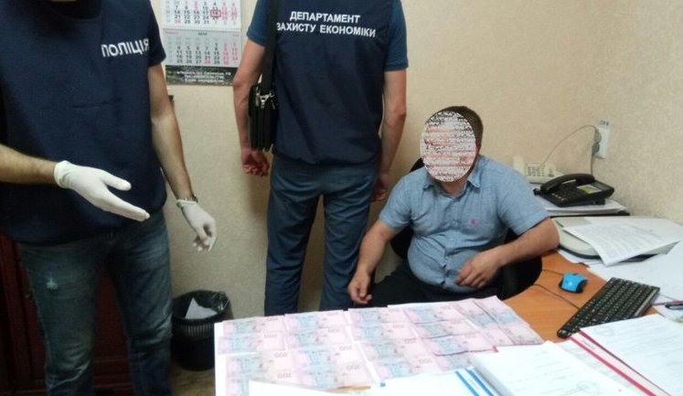 Чиновника Держагентства водних ресурсів затримали в Черкасах під час одержання 6 тис. грн хабара, - прокуратура. ФОТО