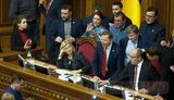Блокування трибуни й аншлаг біля силовиків: як відбувається позачергове засідання Ради. ФОТОрепортаж