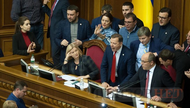 Блокування трибуни й аншлаг біля силовиків: як відбувається позачергове засідання Ради 01