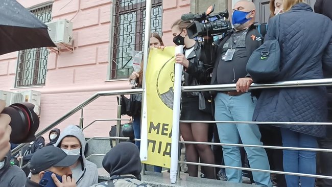 Титушки сорвали развернутый под судом баннер Стус чекає. Медведчук під арешт!, произошла потасовка 01 Титушки сорвали развернутый под судом баннер Стус чекає. Медведчук під арешт!, произошла потасовка 01