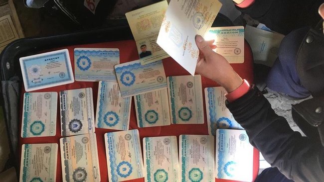 В Киеве разоблачили группировку по подделке дипломов высшего образования 01