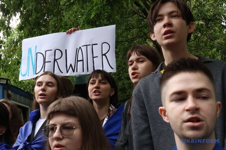 Молодь протестувала біля представництва ООН, вимагаючи вигнати Росію з організації 11 Молодь протестувала біля представництва ООН, вимагаючи вигнати Росію з організації 11