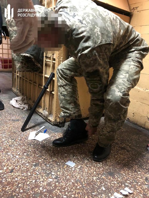 ГБР задержало сотрудника мариупольского СИЗО, наладившего продажу каннабиса арестованным 04