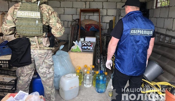 Правоохоронці виявили на Рівненщині три цехи з виготовлення фальсифікованого антисептика. Вилучено 11 тис. л рідини на 1,5 млн грн, - поліція. ВІДЕО+ФОТО
