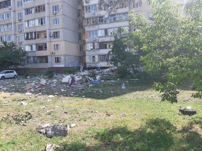 У житловому багатоквартирному будинку Києва стався потужний вибух 02