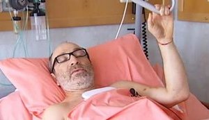 "Я живой", - Кернес продемонстрировал свои раны и заявил, что покушение имело политический мотив. ВИДЕО