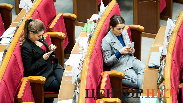 Демонстрація Кодолою парашута від бомби, що вибухнула в Ічні, книги Шишмана і Фукуями, - день роботи Ради 7 листопада. ФОТОрепортаж