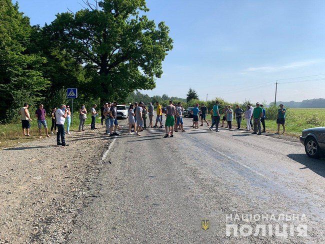 Жители Прикарпатья перекрыли дорогу, требуя ее ремонта 02