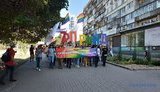Противники акції "Місто без стереотипів" у Запоріжжі закидали учасників петардами та яйцями, поліція затримала трьох осіб. ФОТОрепортаж