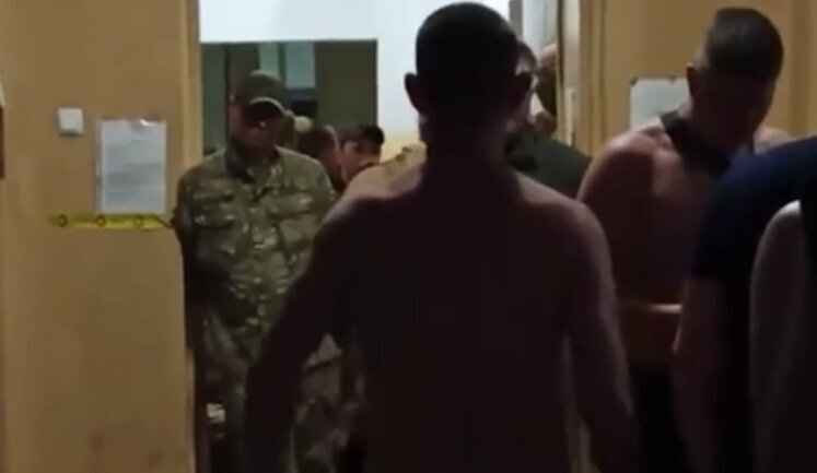 На одном из сборных пунктов ТЦК Киева произошли беспорядки. Вызвали правоохранителей. ВИДЕО