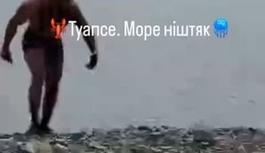 Туапсинський курортник обмурзаний у мазут вилазить із води: "Я е#бал это море в рот!!! Белый песок, говоришь?". ВIДЕО