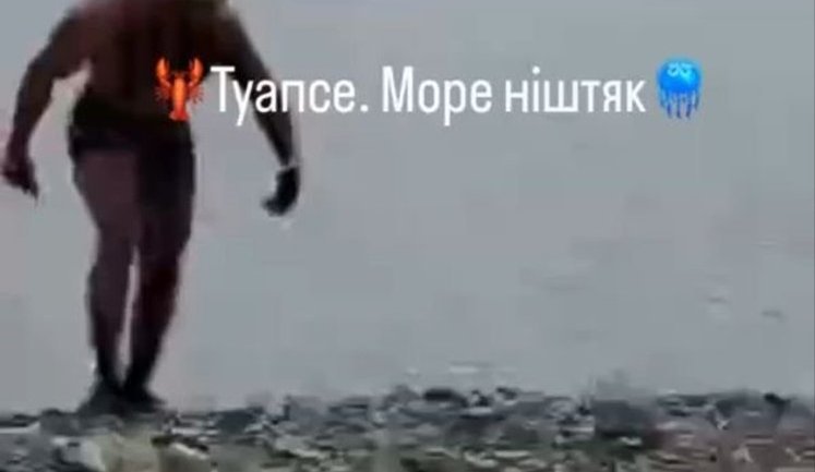 Туапсинський курортник обмурзаний у мазут вилазить із води: "Я е#бал это море в рот!!! Белый песок, говоришь?". ВIДЕО