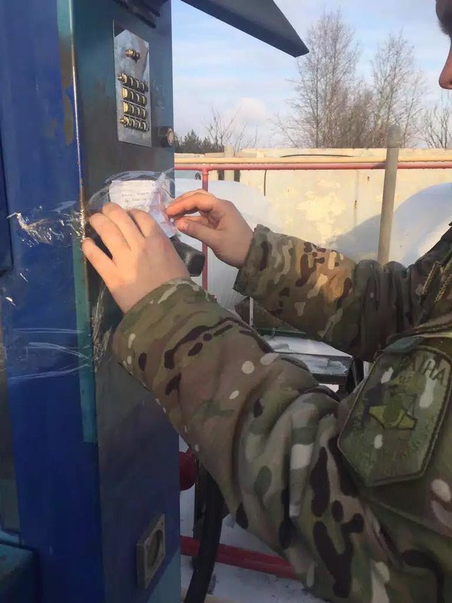 Податківці ліквідували на Донеччині 4 нелегальні АЗС 06