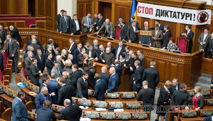Svoboda Wants to Revoke Mandates of 20 Deputies with Dual Citizenship