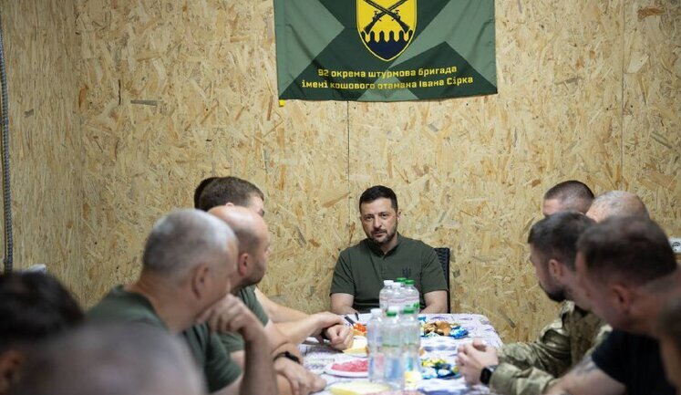 Зеленський на Харківщині обговорив із воїнами оборону Липців: Бійці тримають непросту ділянку фронту. ФОТОрепортаж
