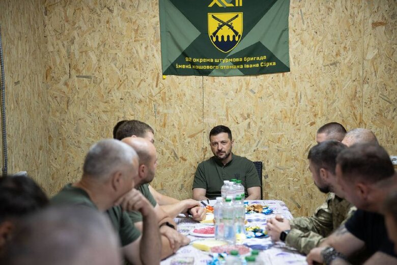 військові
