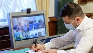 Зеленский подписал закон о повышении минимальной зарплаты