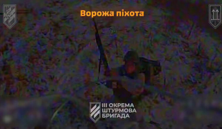 Один росіянин марно просить пощади у бійців 3 ОШБр, інший - намагається збити дрон автоматом. ВIДЕО