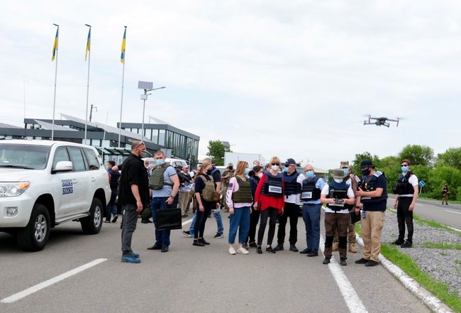 Генсек ОБСЄ Шмід відвідала КПВВ Новотроїцьке на Донеччині 11