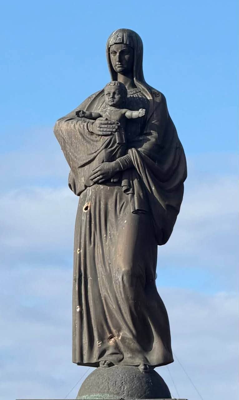 Monument to freedom fighters in Ivano-Frankivsk damaged by debris from a Russian drone