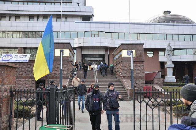Вимагаємо реальної застави і #РомаЗдайПєтю, - активісти пікетують суд, який розглядає апеляцію на запобіжний захід Насірову 01