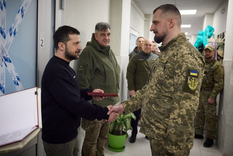 Зеленский на Харьковщине вручил награды военным 14