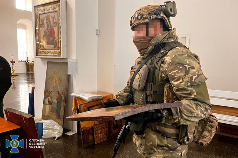 СБУ повернула литовському дипломату ікони, які були вкрадені під час окупації Херсону 01