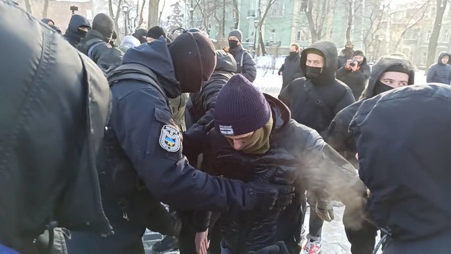 Чемодан, вокзал, Камбоджа: в Киеве попытались провести акцию в память о жертвах леворадикального насилия 12