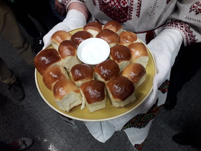 Прихильники Саакашвілі збираються в аеропорту Бориспіль - люди тримають банери і співають гімн 12 Прихильники Саакашвілі збираються в аеропорту Бориспіль - люди тримають банери і співають гімн 12