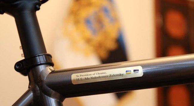 Президент Естонії подарувала Зеленському іменний велосипед 07