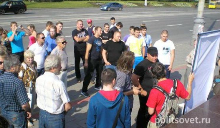 "Хватит кормить Москву", - в Екатеринбурге "титушки" при поддержке полиции разогнали митинг сторонников федерализации. ФОТОрепортаж