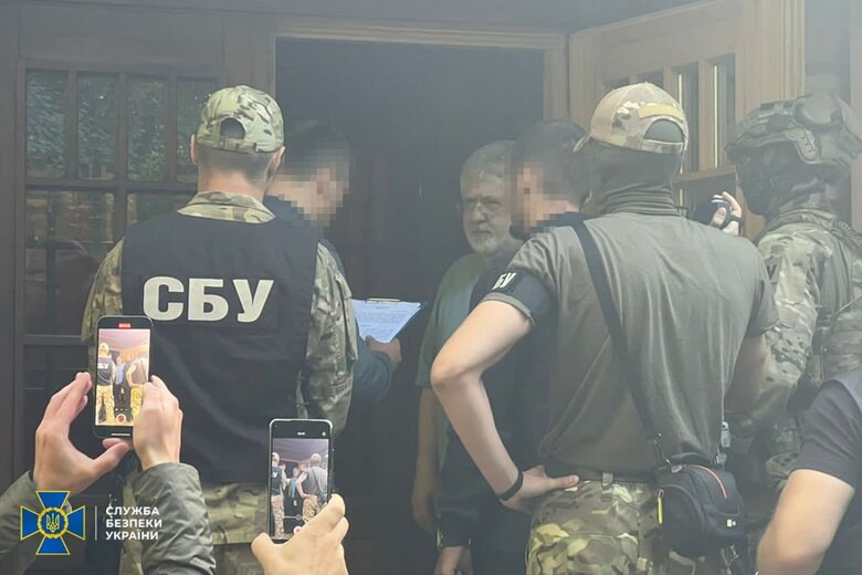 СБУ вручила підозру олігарху Коломойському 02