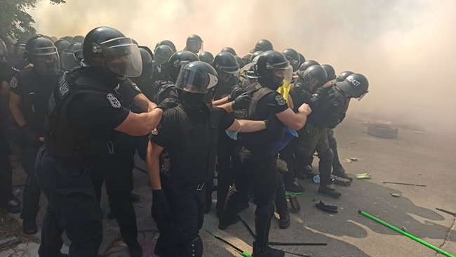 Столкновения митингующих с правоохранителями на акции Остановим капитуляцию под Офисом Президента 16