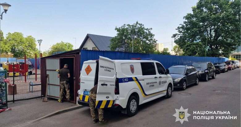 У Дарницькому районі Києва вибухнув невідомий предмет у сміттєвому баку