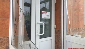 У центрі Вінниці розтрощили двері в офісі БПП "Солідарність". ФОТОрепортаж