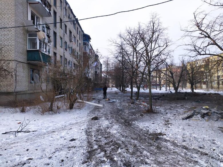 Оккупанты за прошедшие сутки обстреляли ряд населенных пунктов Донетчины: повреждены многоэтажки, частные дома и админздание 03