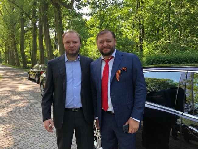 Нардеп Добкін начепив заборонену в Україні георгіївську стрічку в Берліні 01