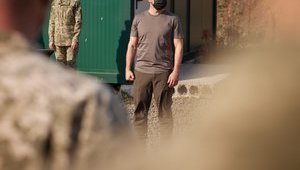 Зеленский отправился на передовую, чтобы наградить военных