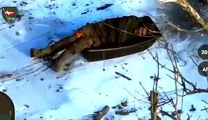 Поранений елітний снайпер армії РФ з позивним Косой помирає на польовій дорозі, покинутий евакуаційною групою. ВIДЕО