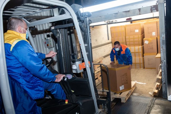 Самолет с второй партией защитных медицинских костюмов, купленных Фондом Порошенко и компанией Рошен в Южной Корее, приземлился в Борисполе 07